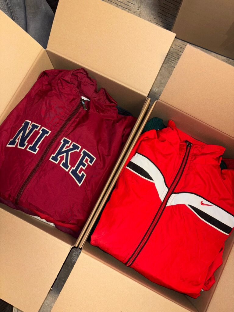 Vintage reseller box met jassen